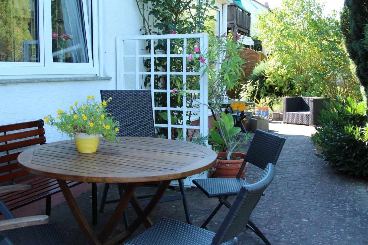 Sitzecke im Garten der Ferienwohnung